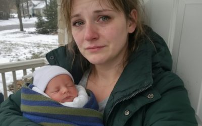 Cuando regresé del hospital con nuestra bebé recién nacida, mi esposo había cambiado las cerraduras – Veinte horas después, apareció golpeando y gritando